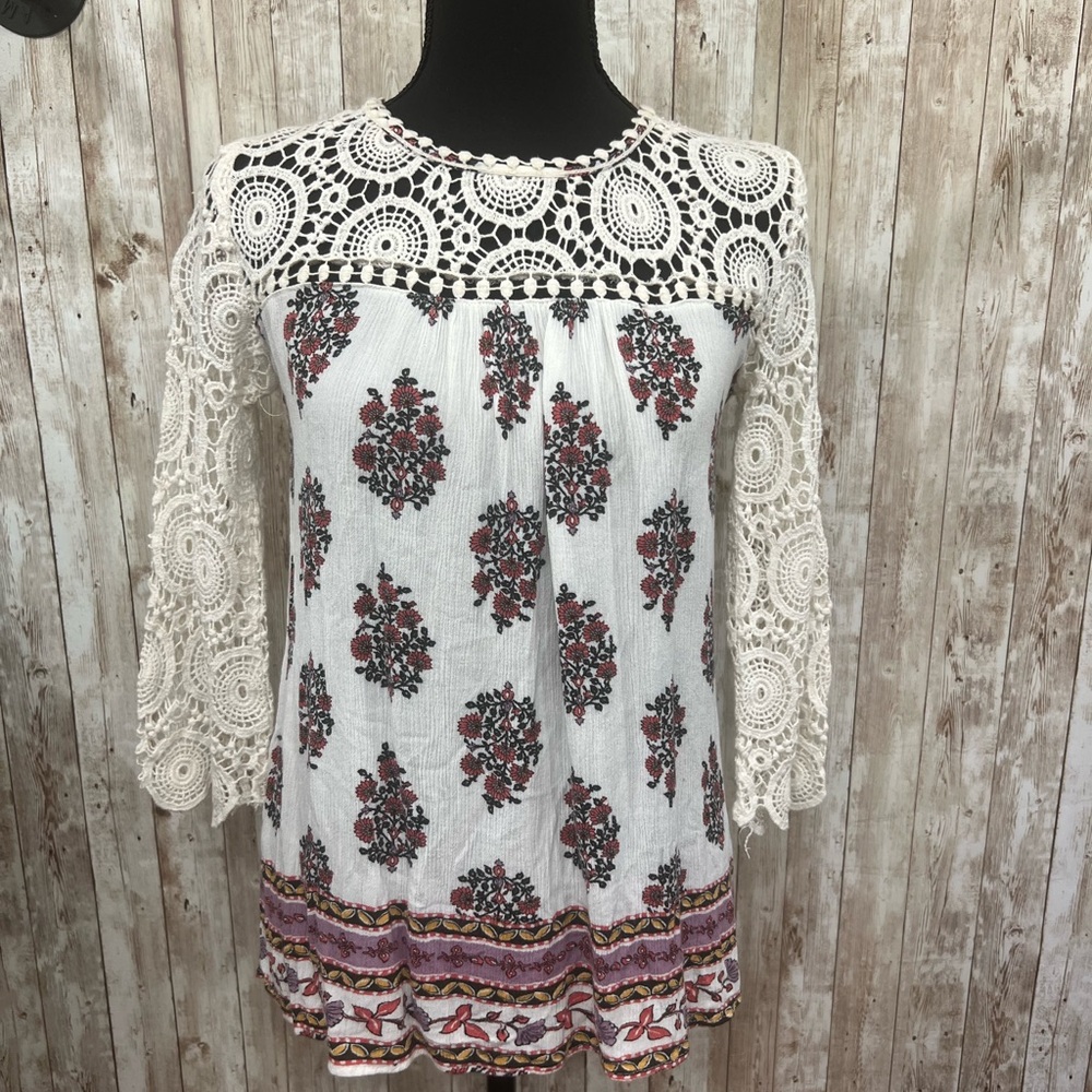 Xhilaration‎ White and Cream 3/4 Sleeve Graphic Blouse